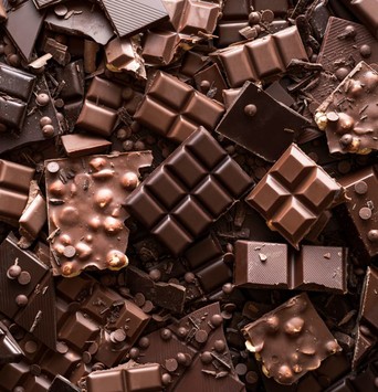 Gros plan sur des tablettes de chocolat noir pour illustrer la question "quel chocolat noir choisir"