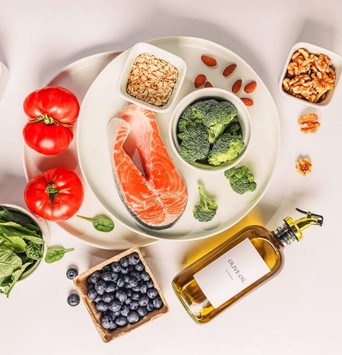 Aliments pour créer un petit-déjeuner anti-inflammatoire, comme des flocons d'avoine, desm yrtilles, des noix, des graines de courge, du saumon et du brocoli