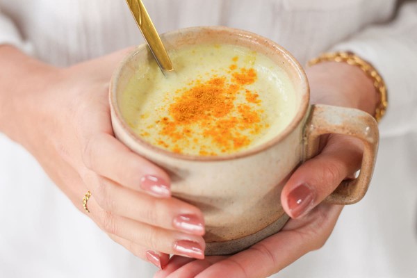Gros plan sur un mug de golden latte, une boisson anti inflammaoire idéale pour remplacer le café le matin