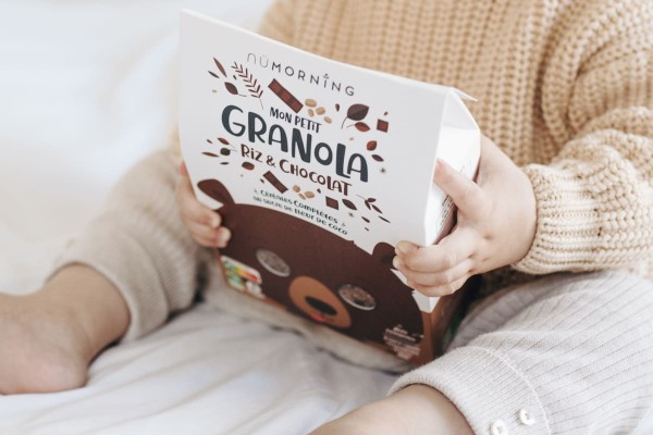 Paquet de granola au chocolat pour enfant tenu par un enfant