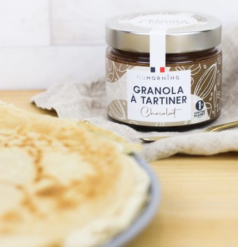 Crêpes véganes et sans gluten sur une assiette, avec un pot de pâte à tartiner
