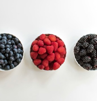 Trois bols de framboise, myrtilles et mures, riches en prébiotiques