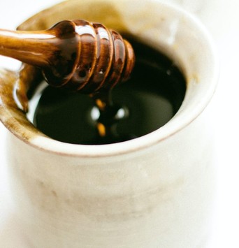 Gros plan sur un pot de miel, un sucre non raffiné