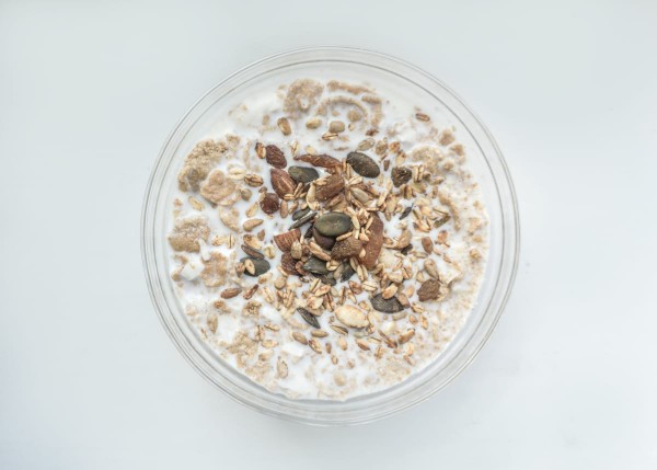 Bol de céréales complètes avec des graines de courge et des amandes en morceaux, des aliments anti stress naturels
