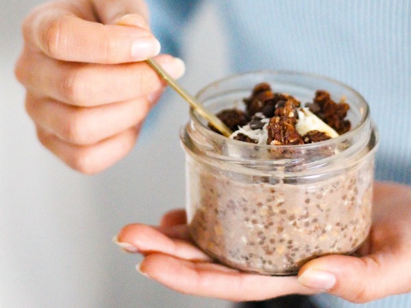 Gros plan sur un verre d'overnight porridge au chocolat