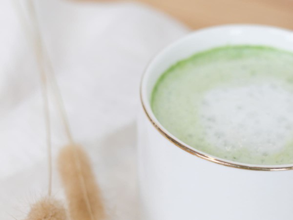 Gros plan sur un mug de thé matcha, uen boisson pour le petit-déjeuner