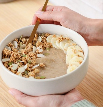 Exemple de petit déjeuner facile à digérer avec un bol de granola à la banane et aux graines de courge
