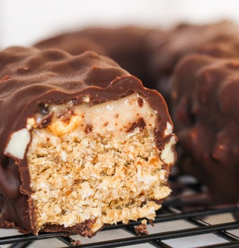 Snickers vegan coupés en deux et posés sur une grille