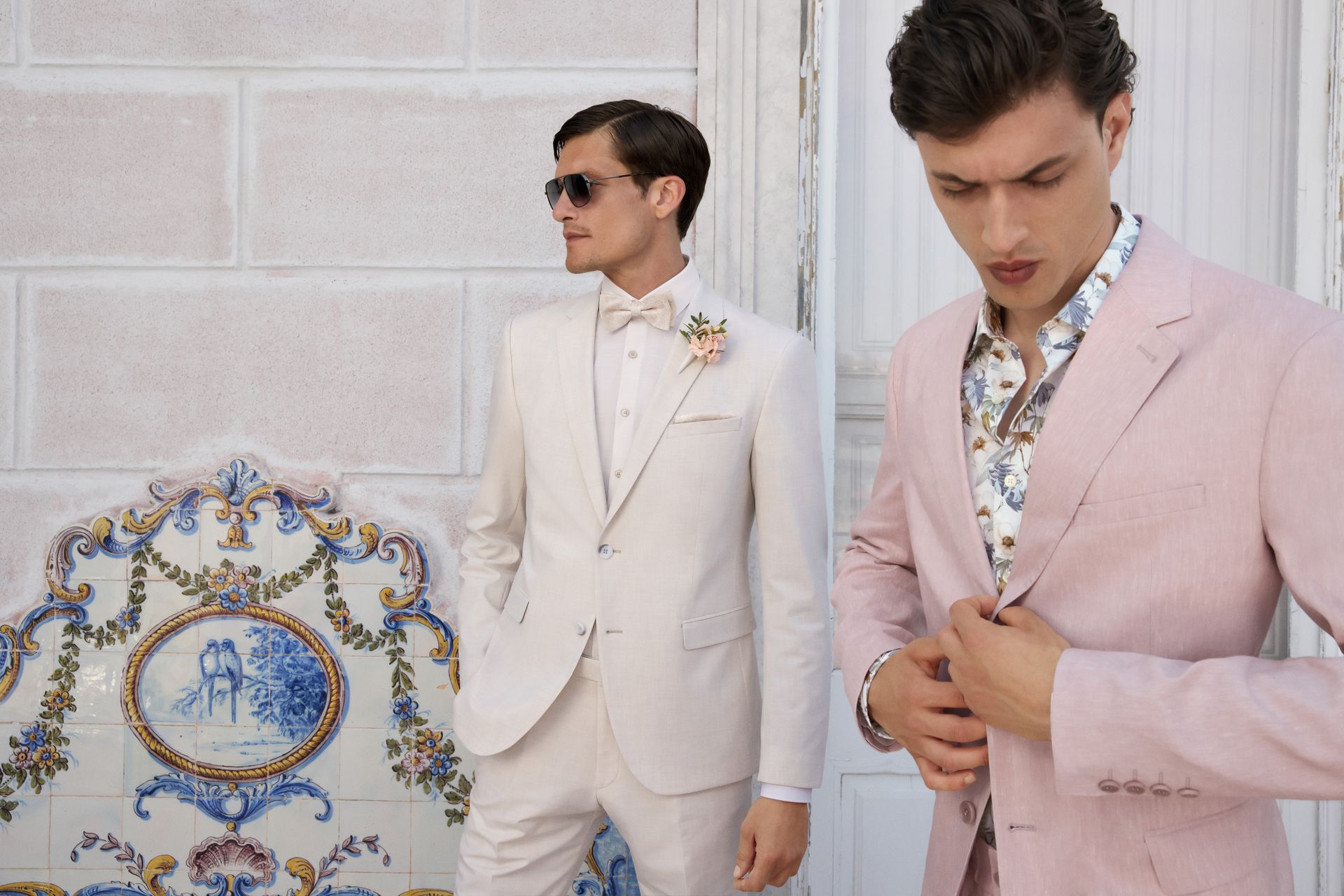 Zwei Modelle der „Dress for Yes“ SS26 Wedding Kollektion in sommerlich-eleganten Hemden.