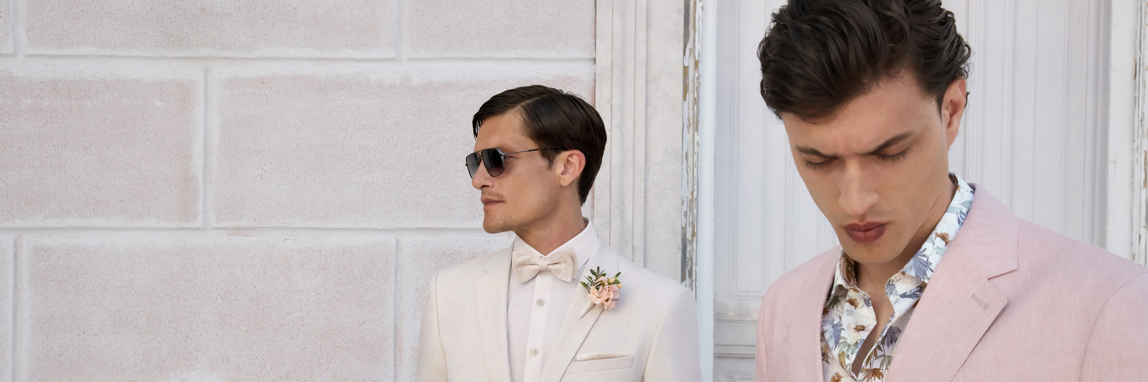 Zwei Modelle der „Dress for Yes“ SS26 Wedding Kollektion in sommerlich-eleganten Hemden.