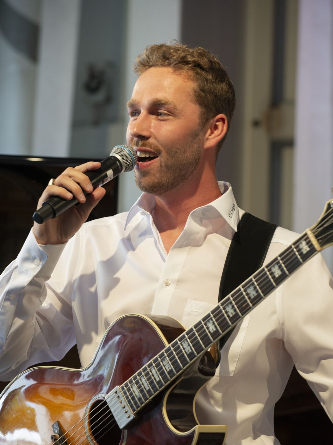 Sänger mit Gitarre