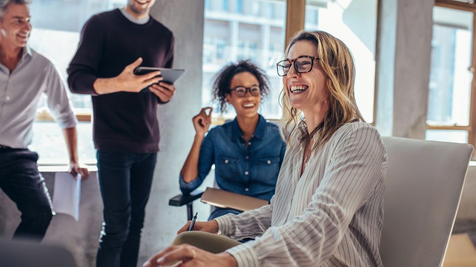 LINK Mobility - Wir agieren als Team. Mehrere Personen bei der Zusammenarbeit am Arbeitsplatz