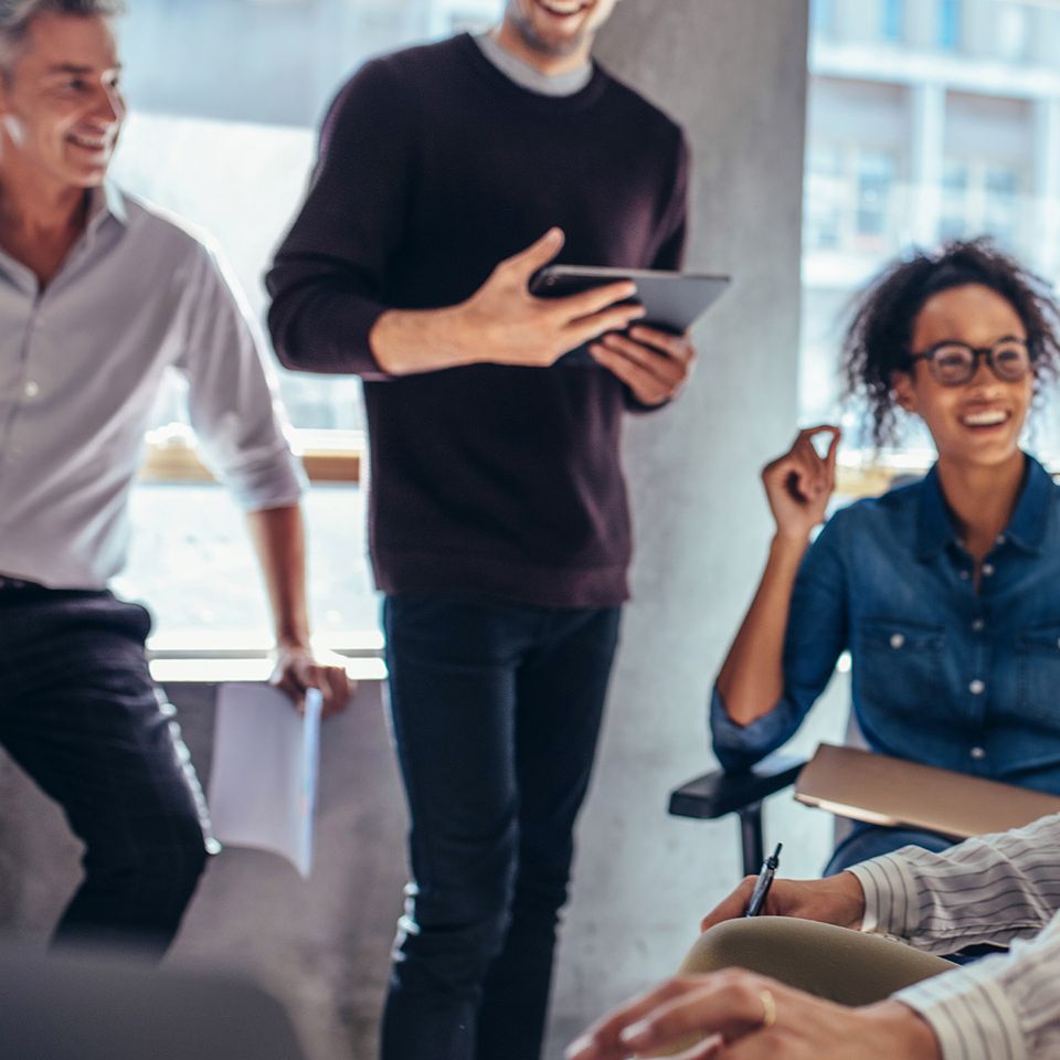 LINK Mobility - Wir agieren als Team. Mehrere Personen bei der Zusammenarbeit am Arbeitsplatz