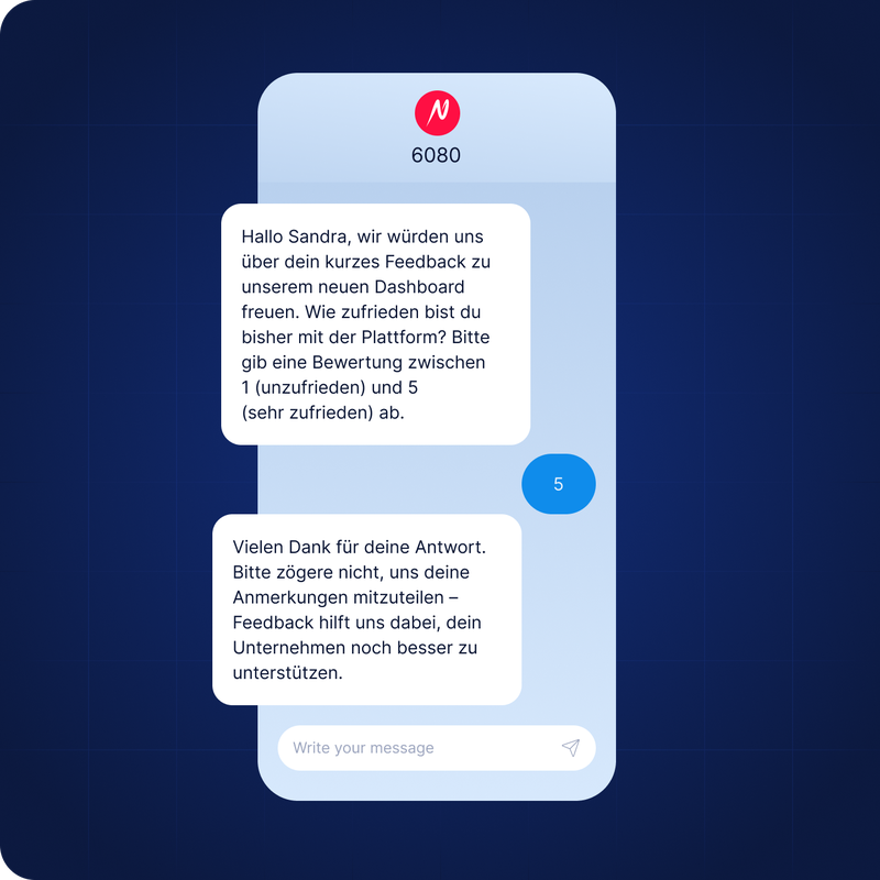 Ein Kunde antwortet per SMS an die Kurzwahlnummer 6080 und übermittelt eine Zufriedenheitsbewertung, um Feedback zu einem neuen Dashboard zu geben. Die Darstellung zeigt, wie SMS-Shortcodes zur einfachen Erfassung von Kundenmeinungen, Bewertungen und Nutzerfeedback eingesetzt werden können.