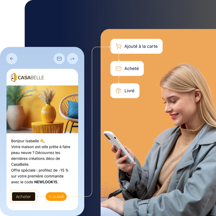 Une femme regarde son téléphone, sur lequel s'affiche une application de décoration d'intérieur présentant un vase et une chaise. Des icônes indiquent les articles ajoutés, achetés et livrés.