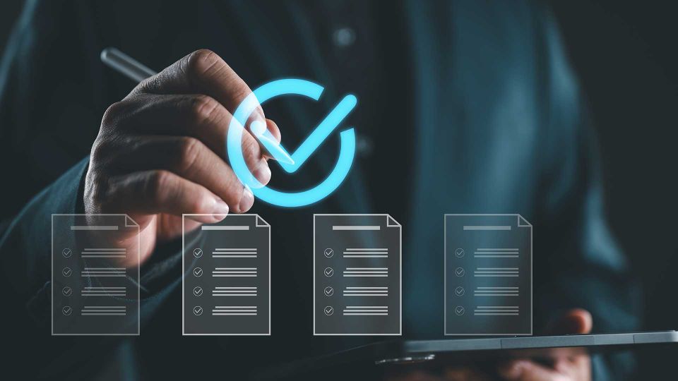 Digitale Checklisten und ein hervorgehobenes Häkchen symbolisieren die Überprüfung von Sicherheitsanforderungen, Datenschutzmaßnahmen und die sichere Verwaltung von Unternehmensdaten.