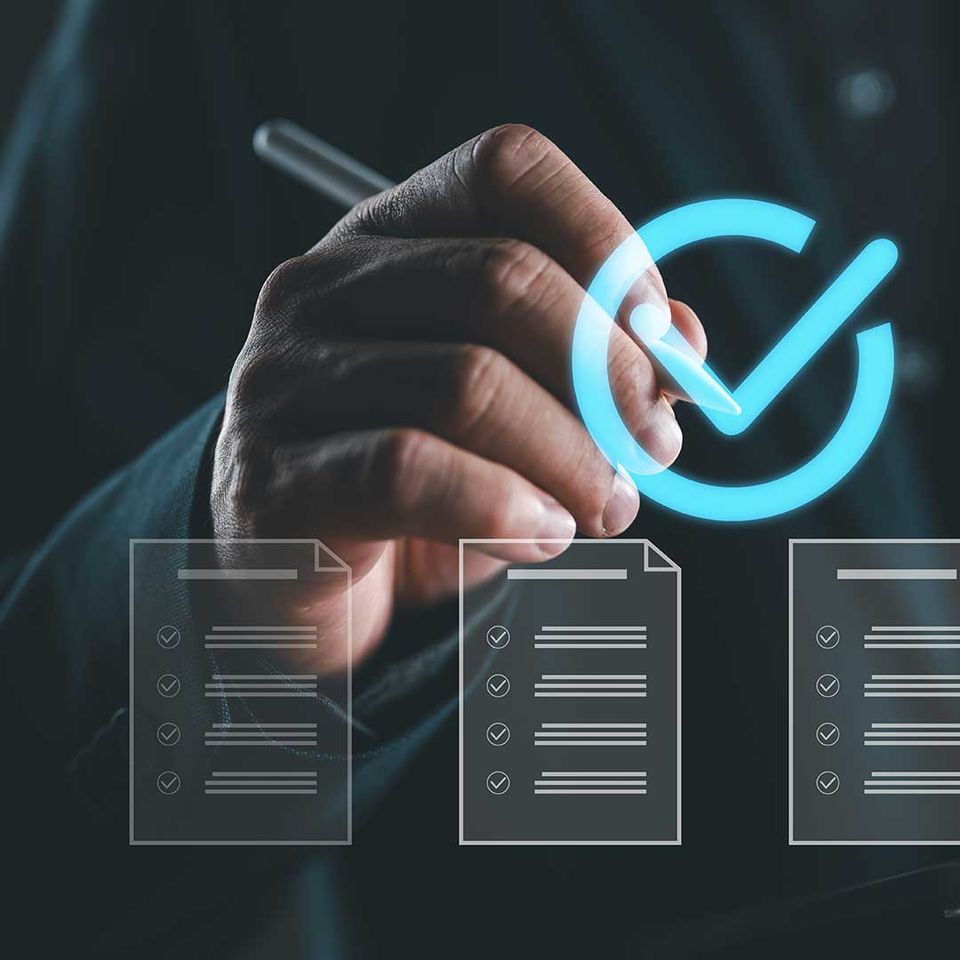 Digitale Checklisten und ein hervorgehobenes Häkchen symbolisieren die Überprüfung von Sicherheitsanforderungen, Datenschutzmaßnahmen und die sichere Verwaltung von Unternehmensdaten.