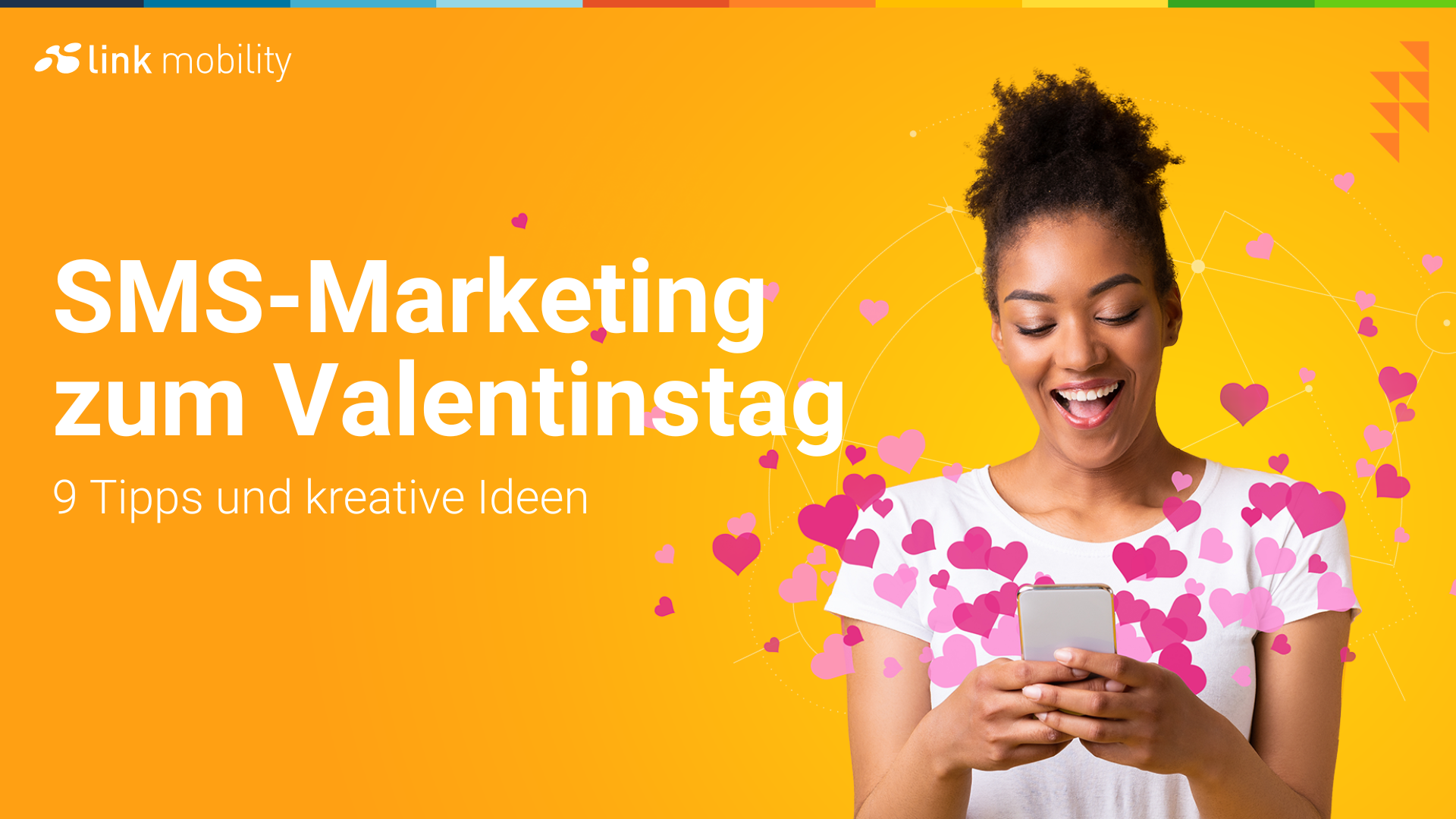 Eine Frau, die in ihr Handy lächelt, umgeben von rosa Herzchen, mit einem Text über SMS-Marketing zum Valentinstag auf orangefarbenem Hintergrund.