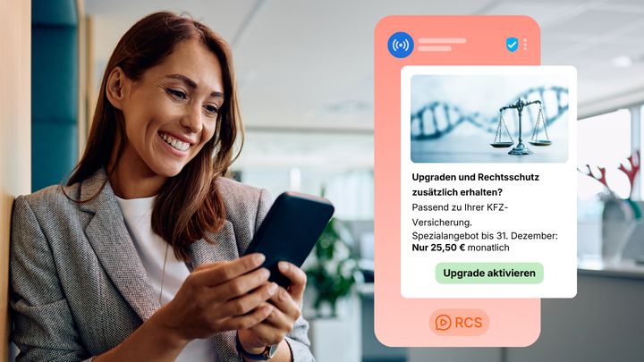 Eine Frau schaut auf ihr Smartphone. Daneben ist ein Smartphone mit einer RCS-Nachricht mit einem Angebot zu einem Upgrade für Rechtsschutz zu einer KFZ-Versicherung