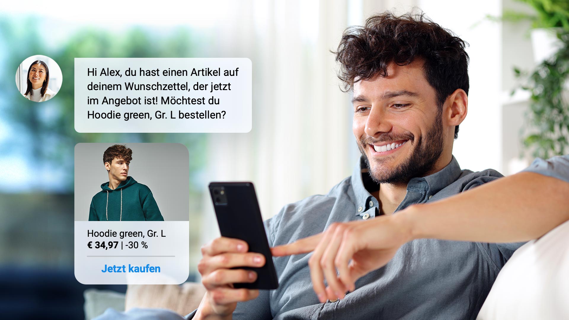 Ein lächelnder Mann sitzt auf einem Sofa und nutzt sein Handy, auf dessen Bildschirm eine Nachricht über den Kauf eines reduzierten grünen Hoodies in WhatsApp erscheint..