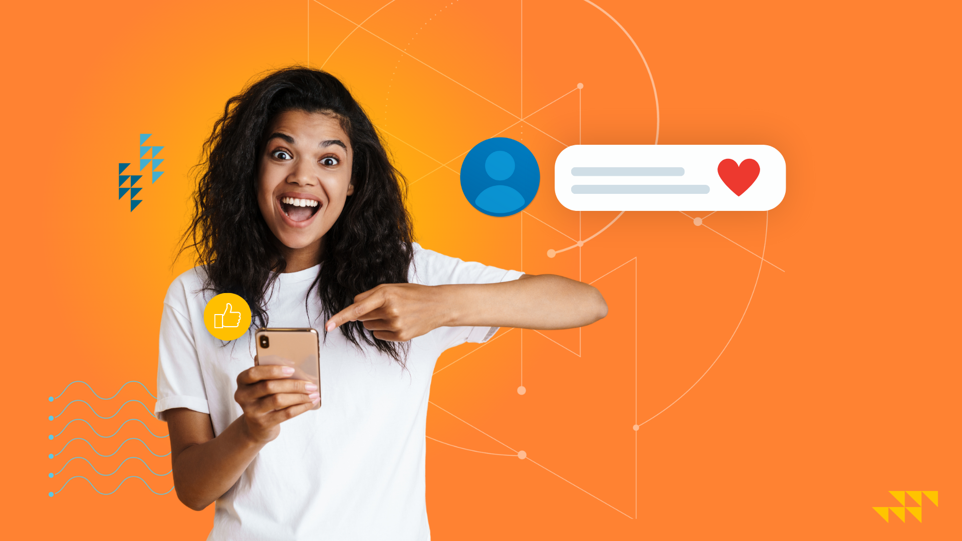Eine lächelnde Frau, die ein Smartphone in der Hand hält und darauf zeigt, mit Social-Media-Symbolen und orangefarbenem Hintergrund.