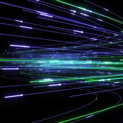 Abstrakte, leuchtende Datenströme auf dunklem Hintergrund als Darstellung einer sicheren und kontrollierten Datenübertragung in digitalen Netzwerken