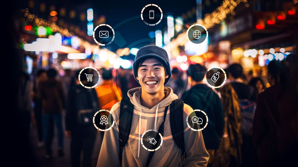 Eine lächelnde Person auf einem belebten, hell erleuchteten Markt, um die herum digitale Symbole schweben, die für Vernetzung und Kommunikation stehen.