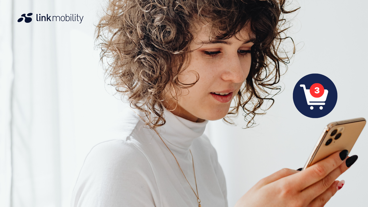 Ein Smartphone mit einem offenen Briefumschlag, auf dem eine Sprechblase mit der Aufschrift „Etwas vergessen?“ zu sehen ist, sowie einem Einkaufswagen-Symbol mit der Zahl 3.