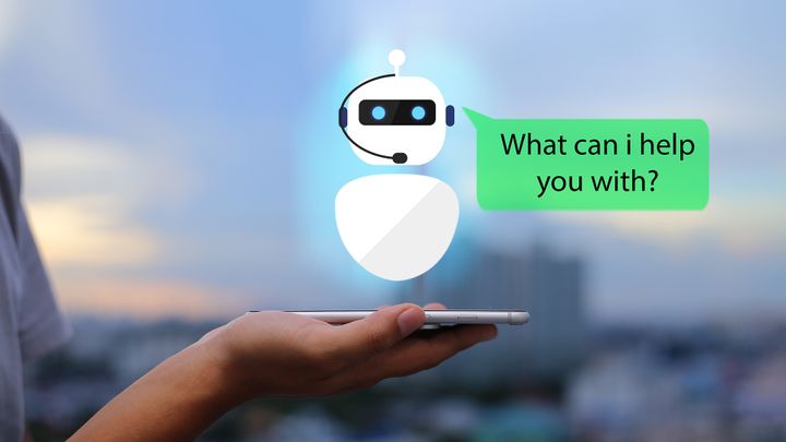 Chatbot am Smartphone unterstützt User bei Recherche und Urlaubsbuchung.
