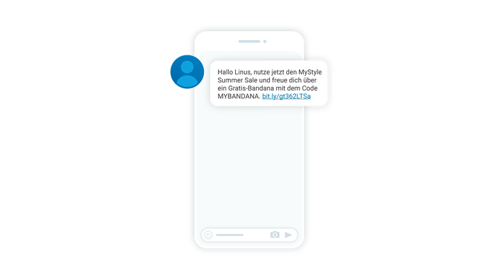 Ein Smartphone, auf dem eine Nachricht angezeigt wird, in der während des MyStyle-Sommerausverkaufs ein kostenloses Bandana mit einem Code angeboten wird. Neben der Sprechblase befindet sich ein blaues Benutzer-Symbol.