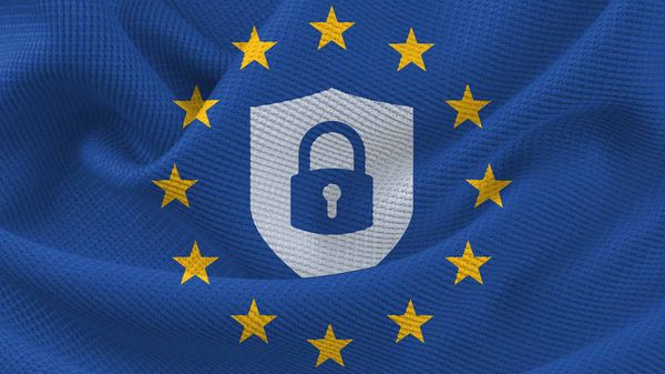 Blaues Tuch mit gelben EU-Sternen und einem weißen Schild mit Schloss als Symbol für Datenschutz und Datensicherheit in Europa.