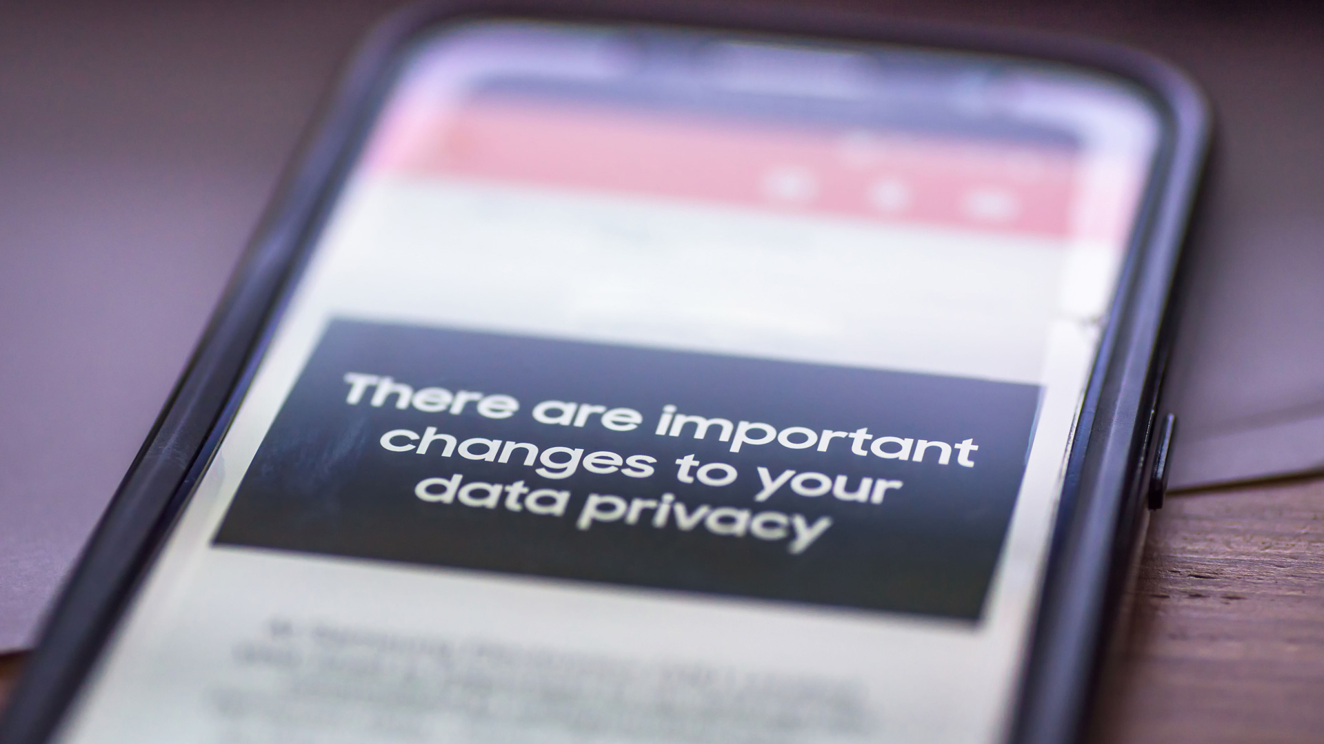 Smartphone zeigt Nachricht zur Änderung der Datenschutzbestimmungen.