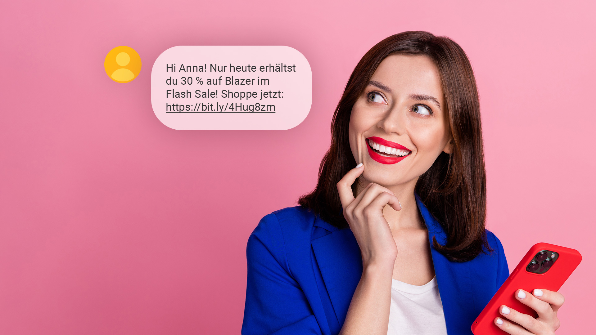 Eine Frau mit Mobiltelefon schaut lächelnd auf eine Nachricht mit einem Rabattangebot über 40 % auf Blazer.