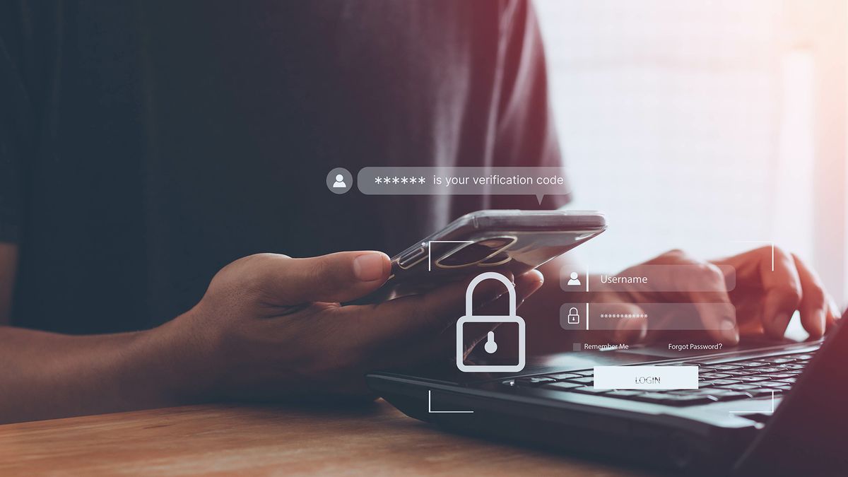 Eine Hand die ein Mobiltelefon hält vor dem eine Nachricht mit Verifizierungscode und ein Schloß-Symbol schweben.