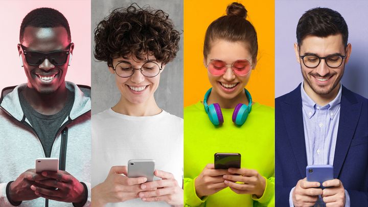 Vier ganz unterschiedliche Personen, die lächelnd auf ihre Smartphones blicken, verschiedene Brillen und Kopfhörer tragen und vor bunten Hintergründen stehen.