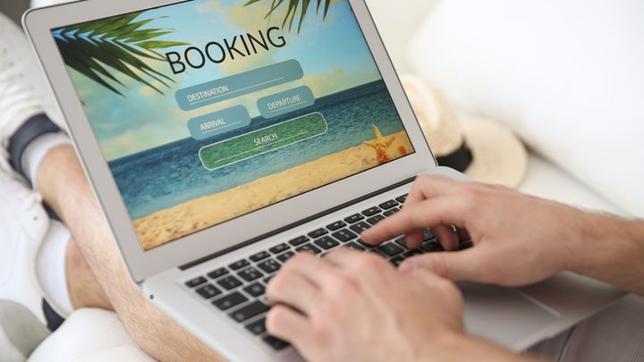 Online-Reisebuchung am Laptop wird durch Einsatz eines Chatbots vereinfacht.