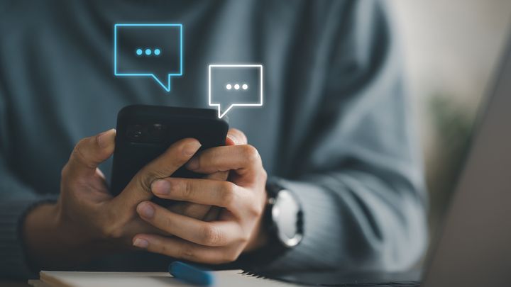 Smartphone Nutzer im Dialog mit Unternehmen.