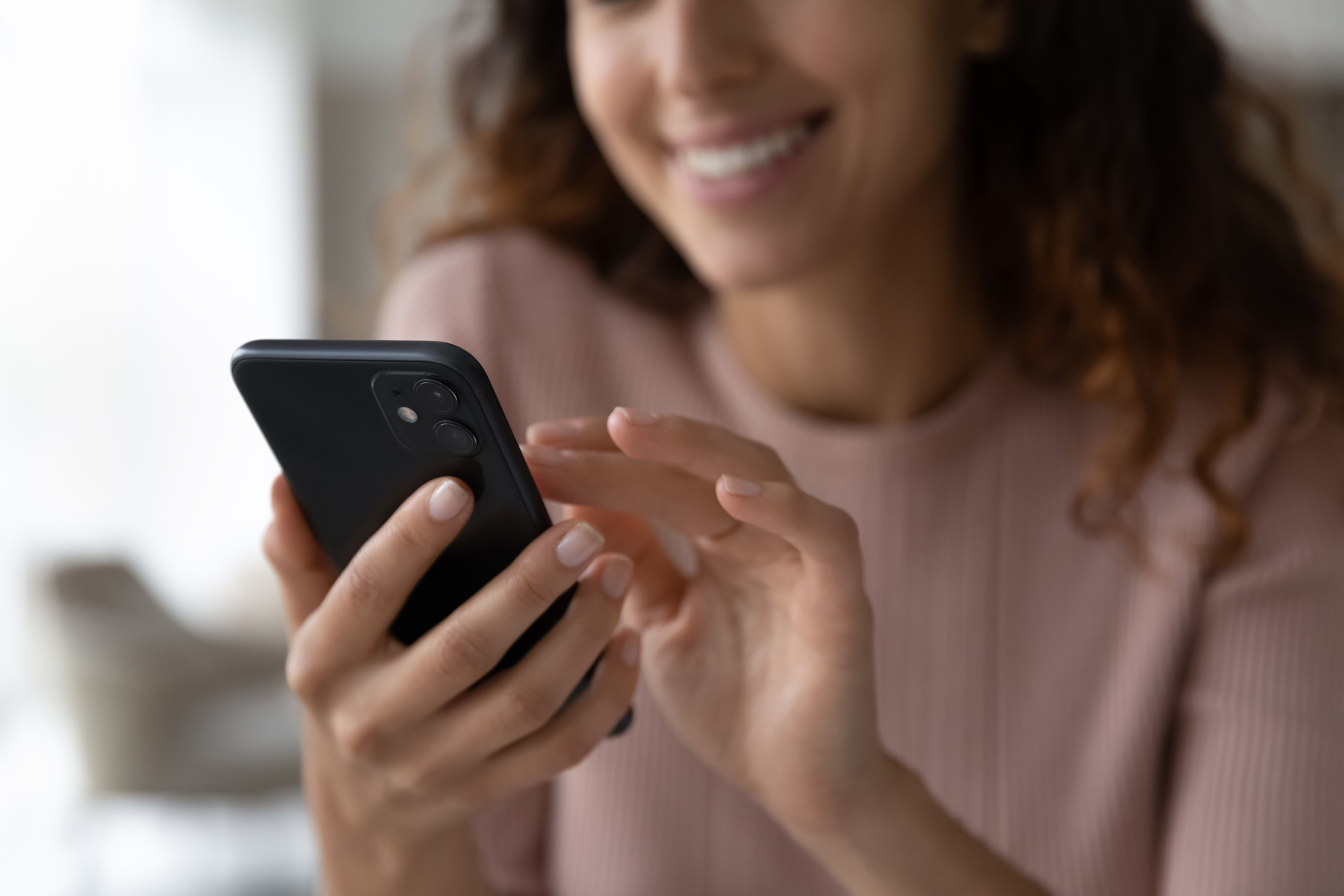Junge Frau erhalt personalisiertes Conversational Marketing Angebot auf ihr Smartphone.