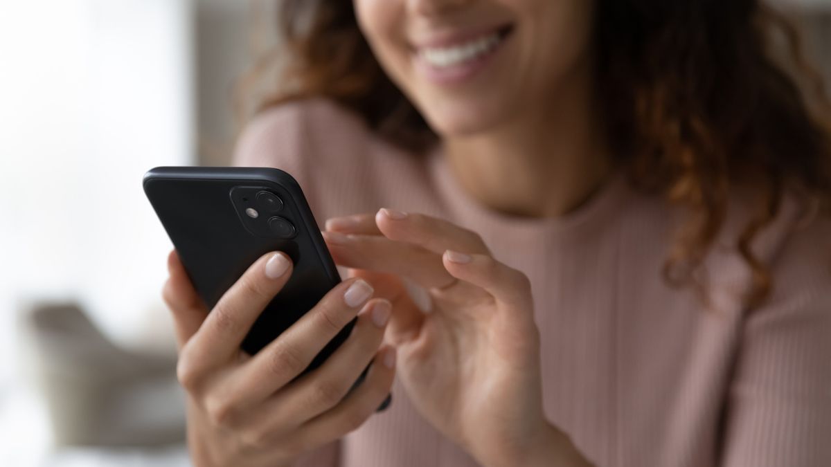 Junge Frau erhalt personalisiertes Conversational Marketing Angebot auf ihr Smartphone.