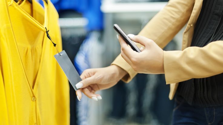 Shopper interacting with mobile messaging while browsing products, illustrating real-time engagement and personalized offers featured in the WhatsApp Retail Ebook.