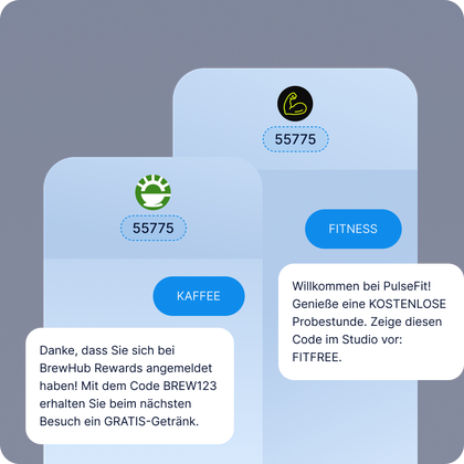 Zwei SMS-Nachrichten von der Kurzwahlnummer 55775: Eine begrüßt Nutzer im BrewHub Rewards-Programm und bietet nach dem Senden von „COFFEE“ einen Gratisgetränke-Code (BREW123). Die andere heißt Nutzer bei PulseFit willkommen und liefert nach „FITNESS“ einen Gratiskurs-Code (FITFREE).