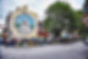 Sehr viele Personen stehen vor einem Gebäude an der Strasse entlang Schlange für den Einlass.