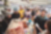 Viele Personen an Bord einer Barkasse. Sie unterhalten sich oder kaufen Süssigkeiten an einem Stand.