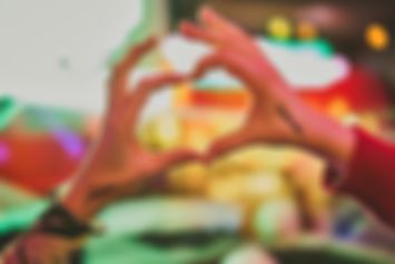 Zwei Hände formen ein Herz. Auf den Händen ist das clubkinder Logo zu sehen.