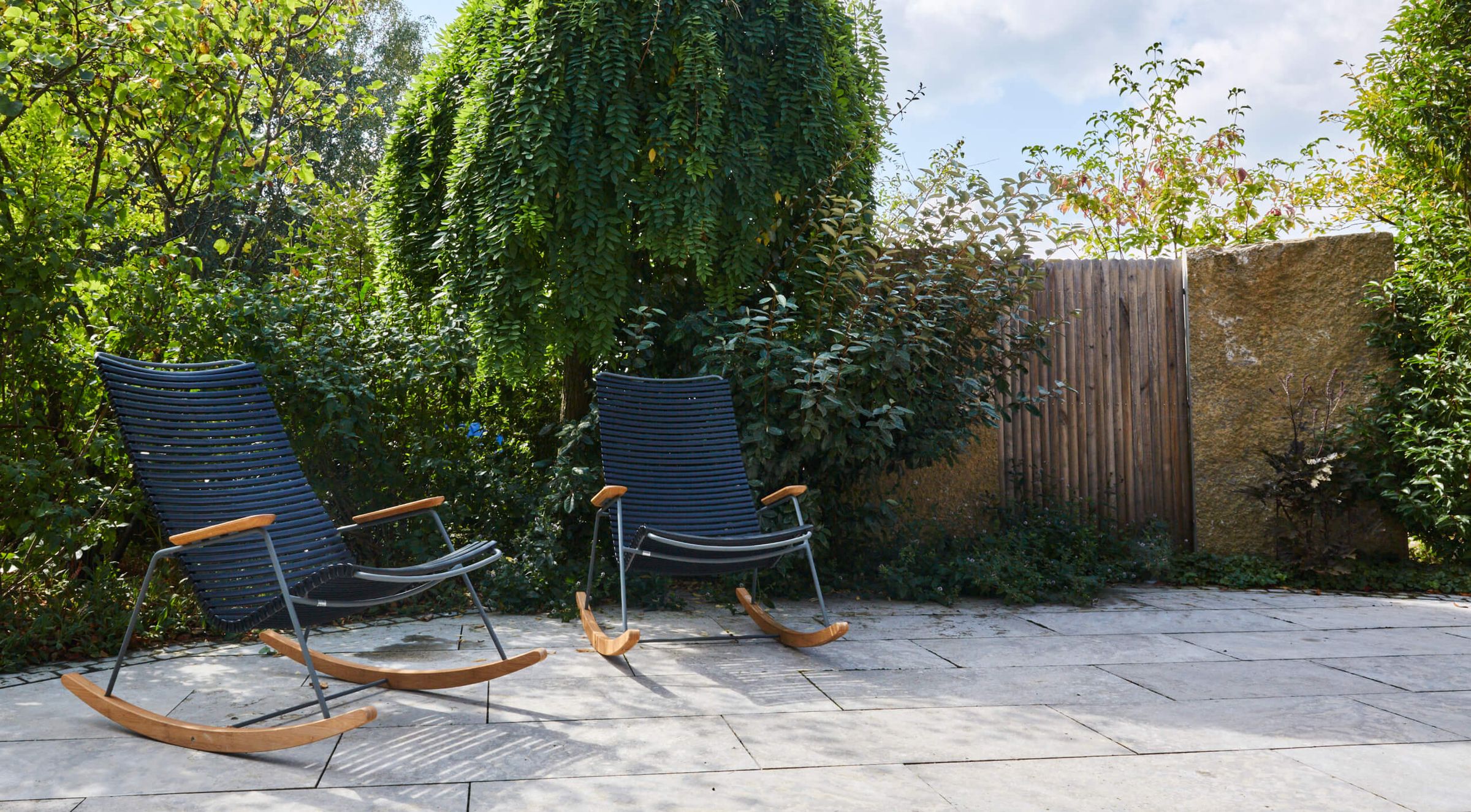 Einstiegsbild Terrassengestaltung Sichtschutz Muschelkalk Terrasse Gartenstuehle