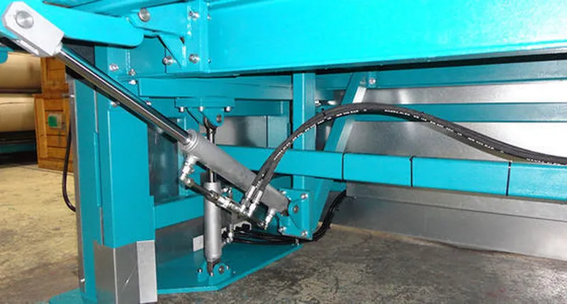 Detailansicht eines Palettentisches in türkis