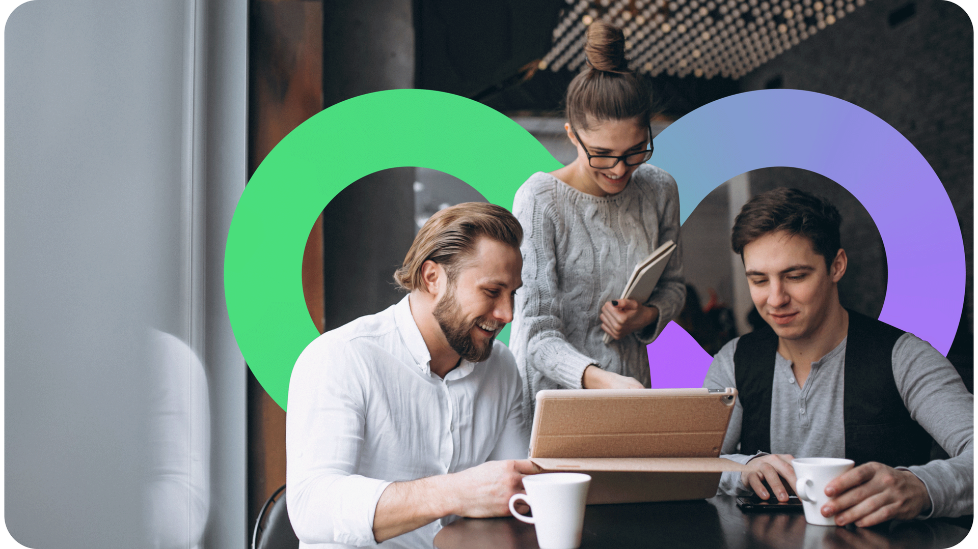 Menschen, die auf ein Tablet zeigen