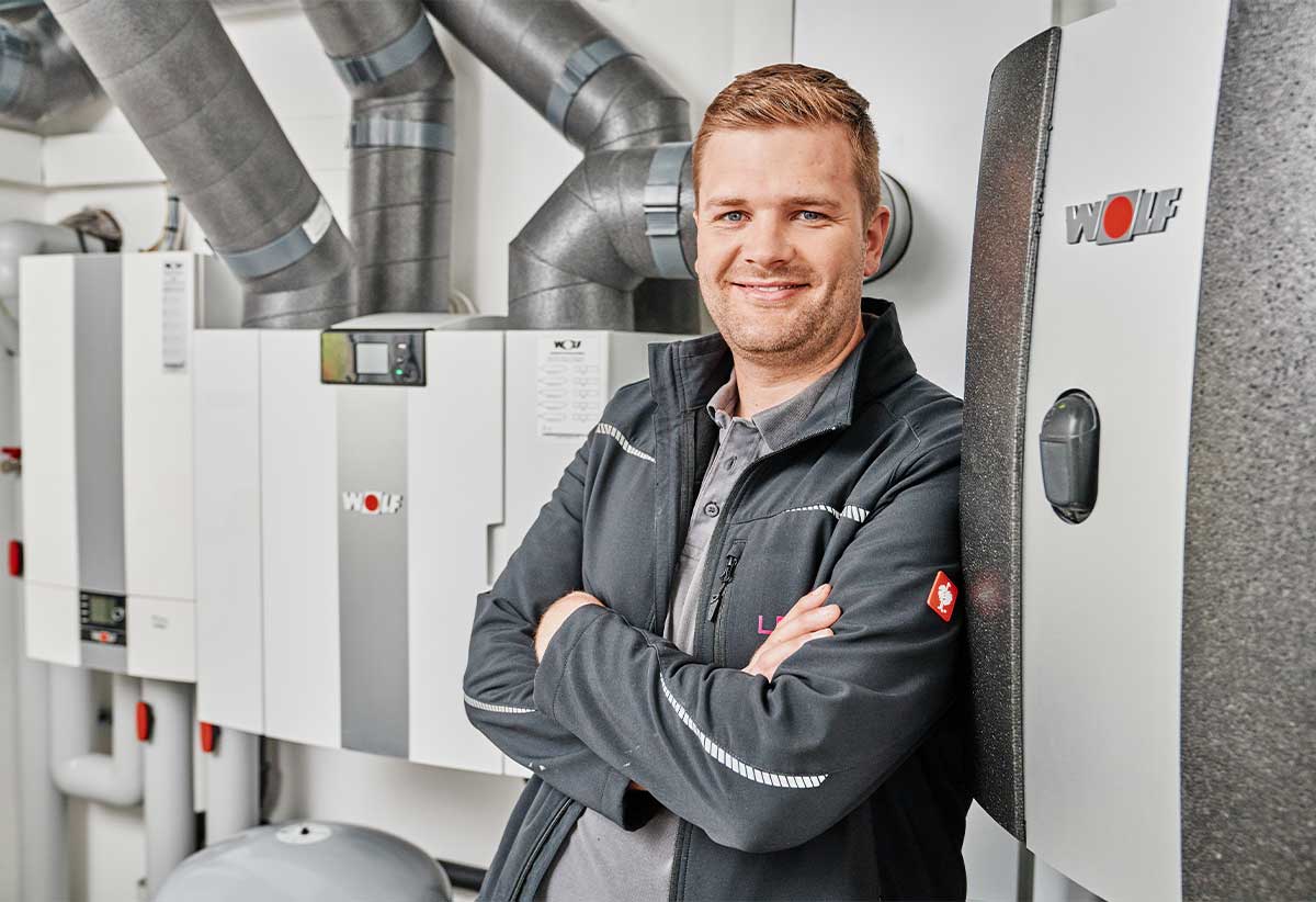 Installateur vor WOLF gerät
