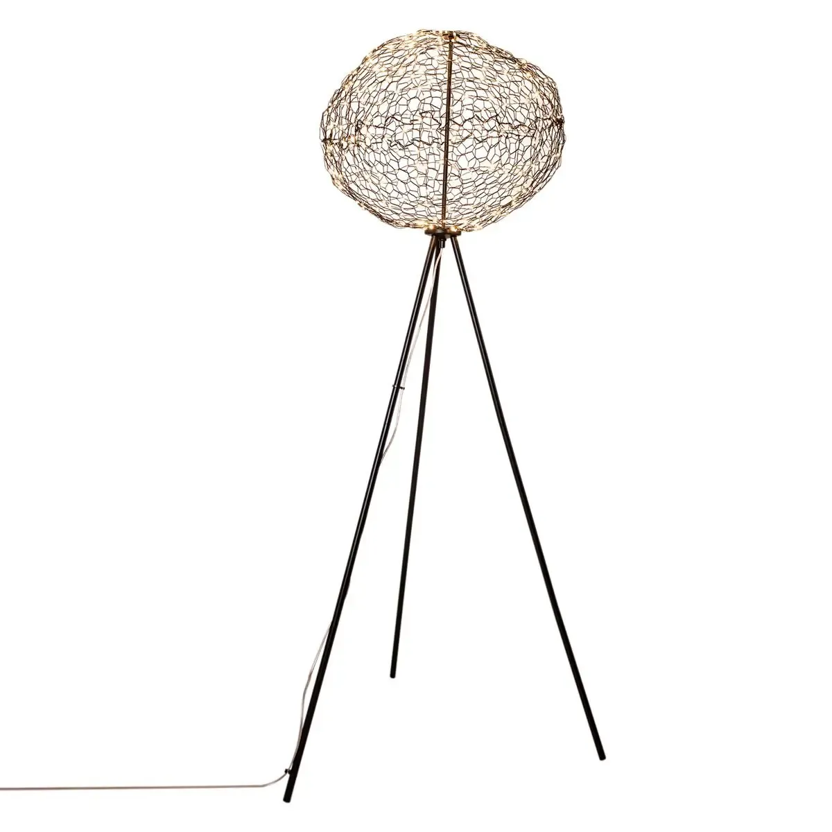 Eine moderne Stehlampe mit einem kugelförmigen Schirm aus Drahtgeflecht auf einem schwarzen Dreibeinständer und sichtbarem Netzkabel.