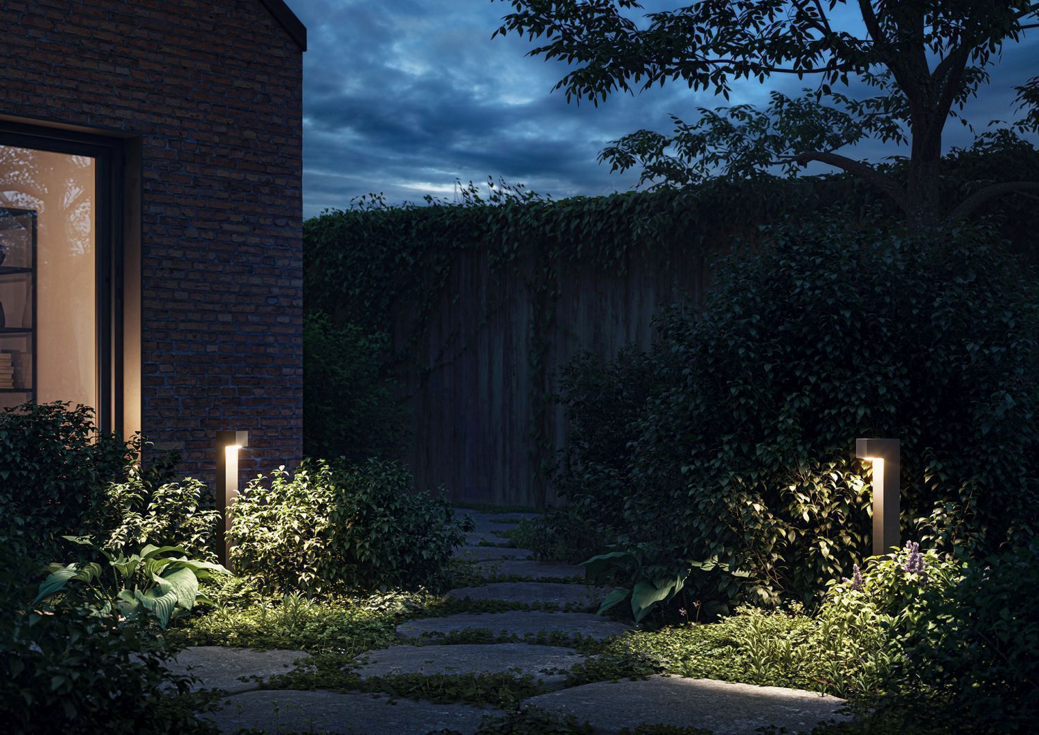 IP44.de como poller mit Glaslinse beleuchtet Gartenweg mit fokussiertem Downlight bei Nacht